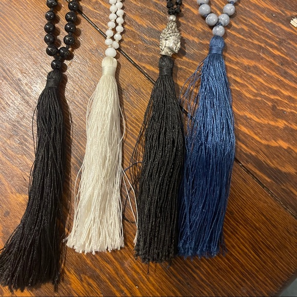Beaded necklace with tassels - Picture 2 of 2